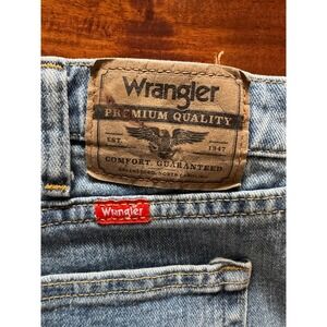 Wrangler Premium Quality Mens Jeans 34x32 Light Wash Comfort Guaranteed